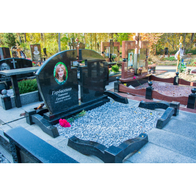 Пам'ятник з чорного граніту горизонтальний